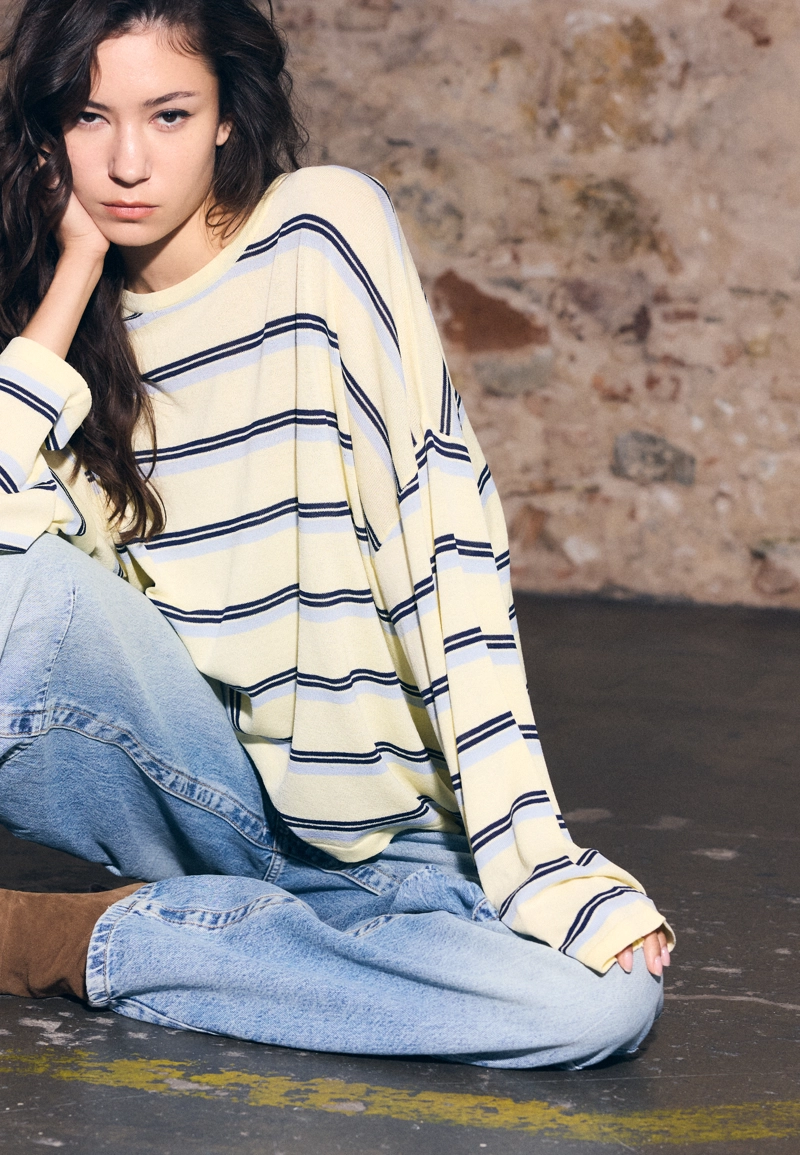 Тонкий трикотажный свитер в полоску