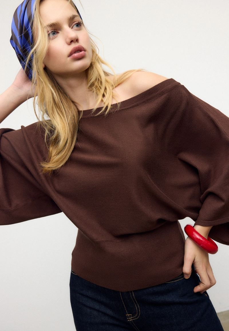 Вязаный свитер с широкими рукавами