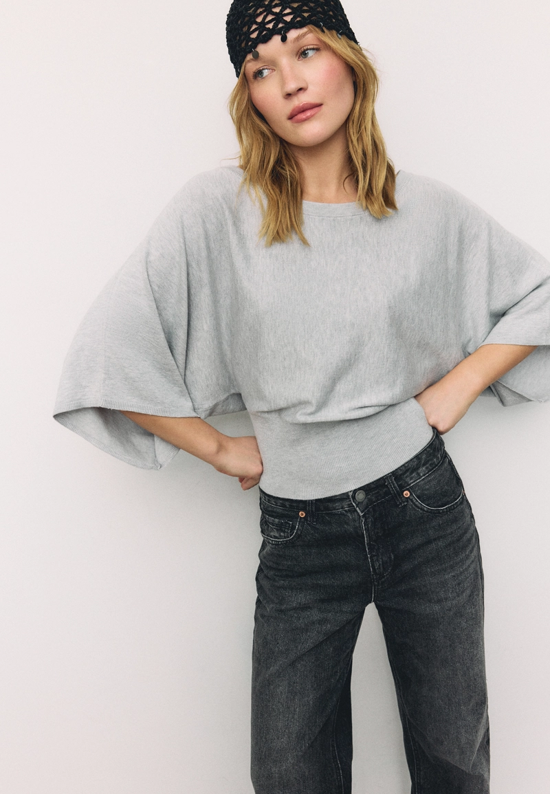 Вязаный свитер с широкими рукавами