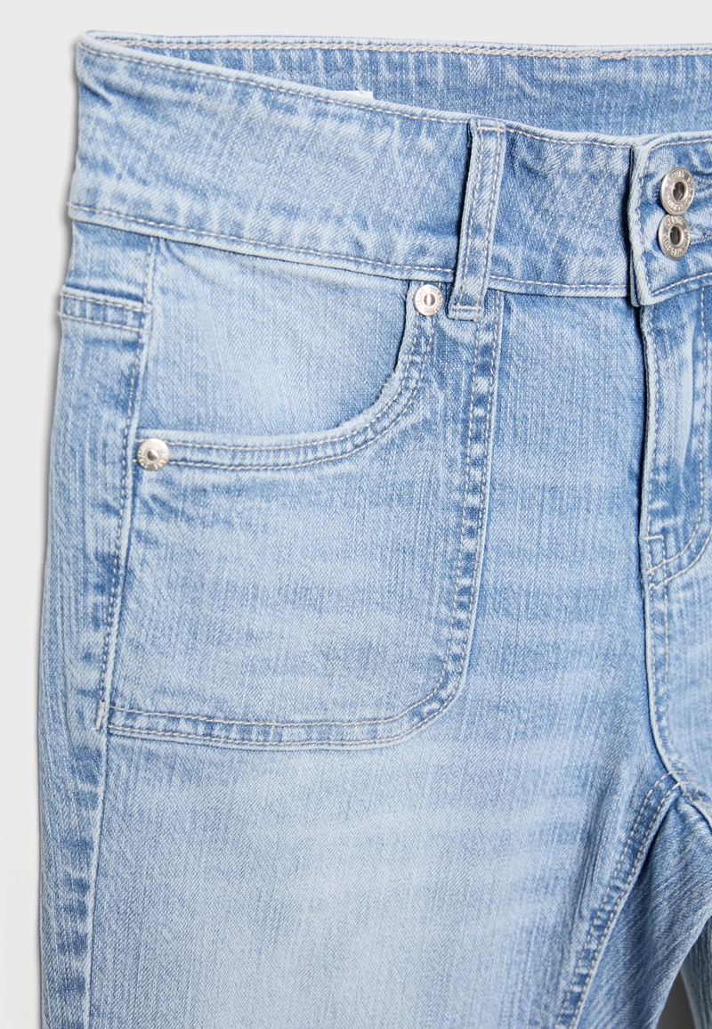 Джинсы с низкой посадкой и простроченными карманами