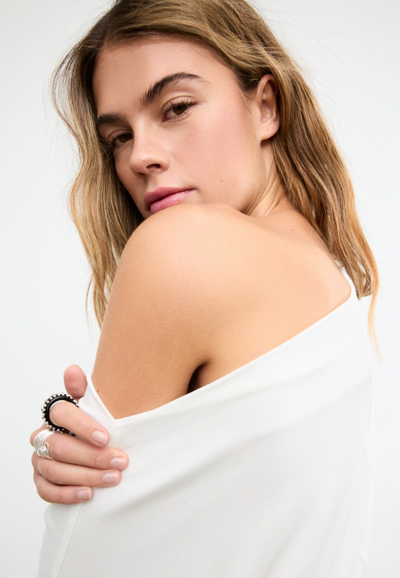 Базовая футболка с рукавами «летучая мышь»