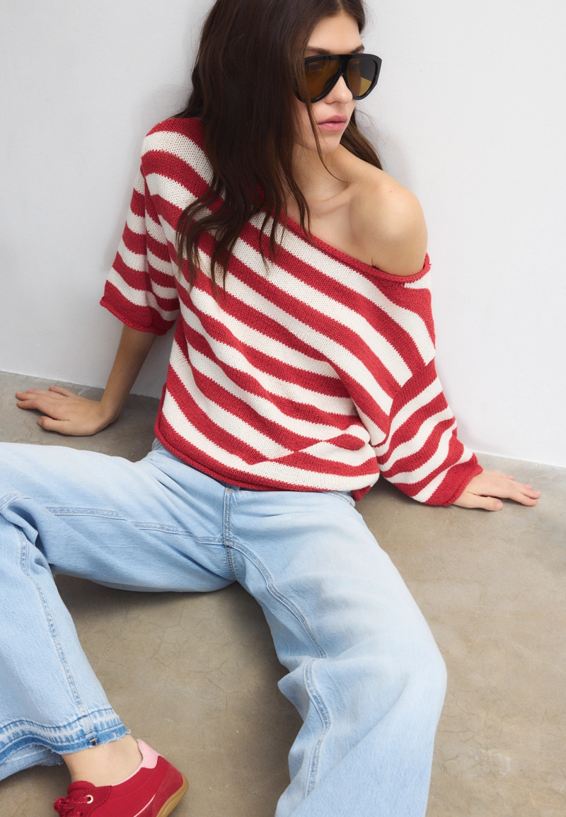 Трикотажный свитер с вырезом-лодочкой