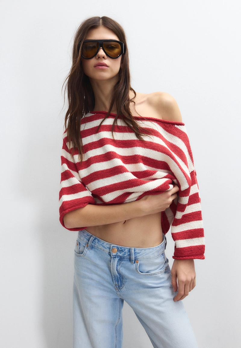 Трикотажный свитер с вырезом-лодочкой