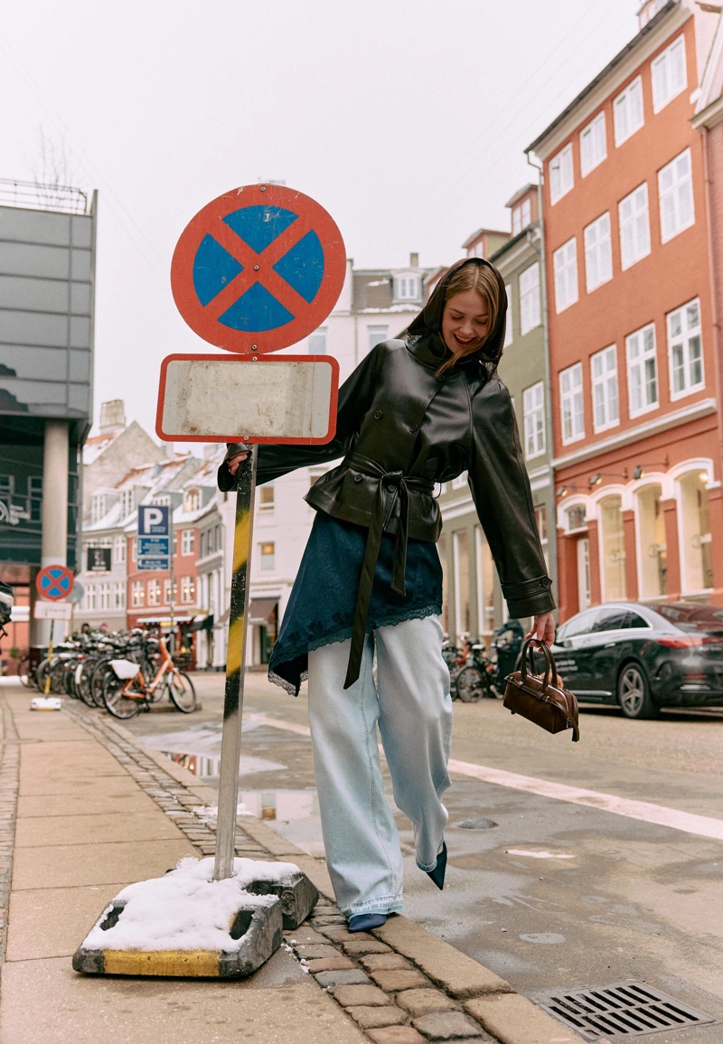 Тренч из искусственной кожи с высоким воротником