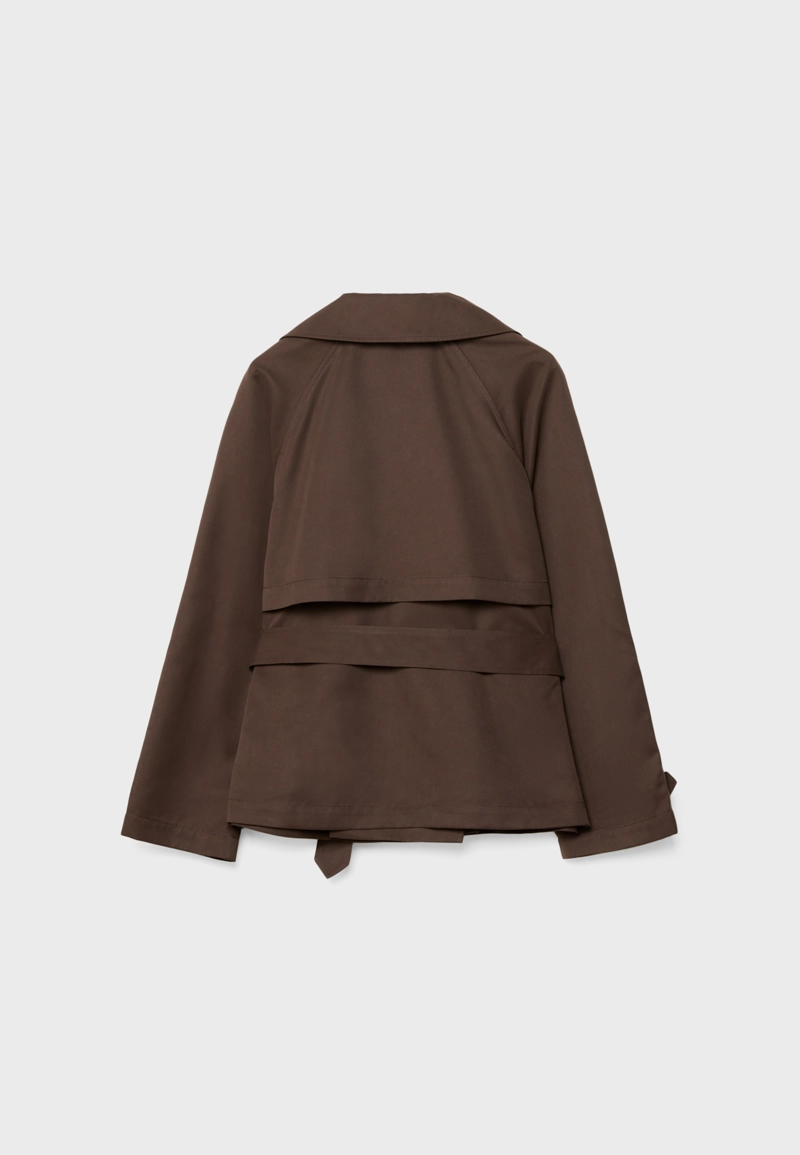 Короткий струящийся тренч с поясом