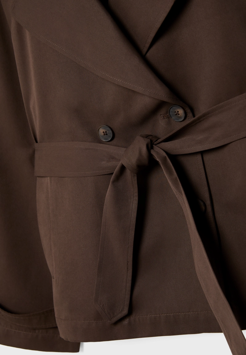 Короткий струящийся тренч с поясом