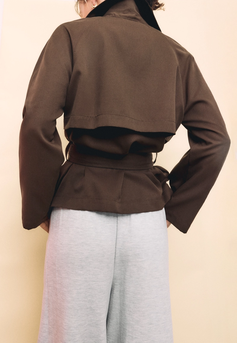 Короткий струящийся тренч с поясом