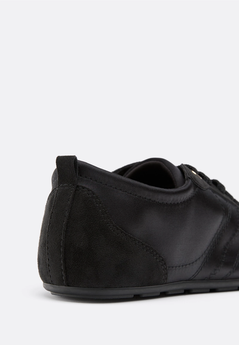 Кроссовки на тонкой подошве с глянцевым блеском