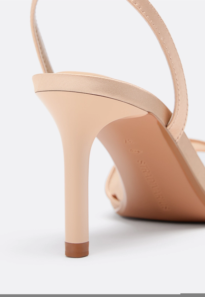 Босоножки на каблуке с атласным эффектом