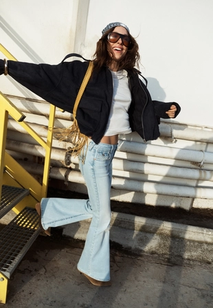 D04 джинсы клеш с низкой посадкой- Заказать в России