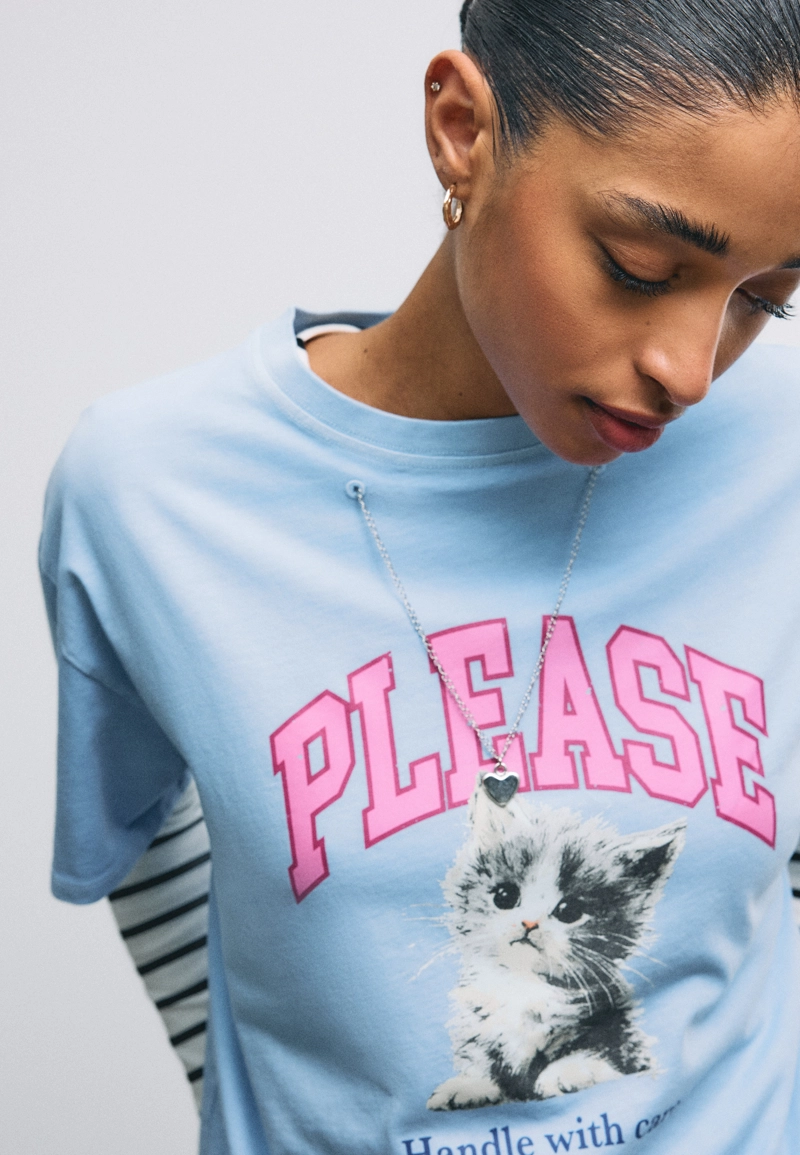 Футболка с графическим принтом и аппликацией, короткие рукава