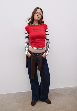 Футболка с вырезом-лодочкой и надписью- Заказать в России