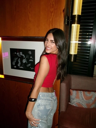 Футболка с вырезом-лодочкой и надписью- Заказать в России