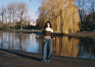 Джинсы свободного кроя с заклепками в виде сердечек- Заказать в России