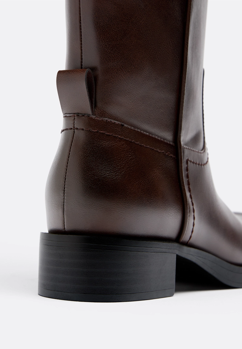 Сапоги на плоской подошве из искусственной кожи