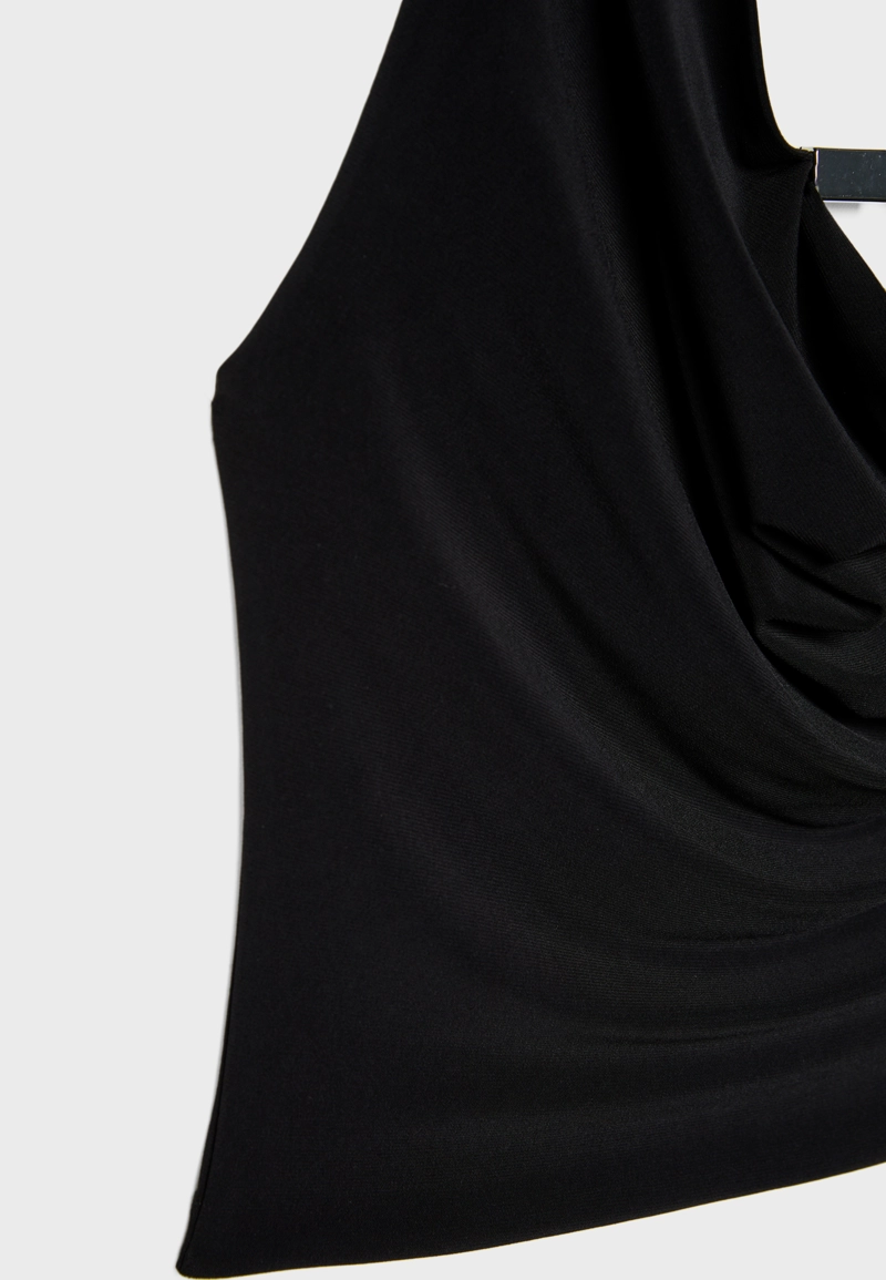 Топ с горловиной халтер и металлической деталью