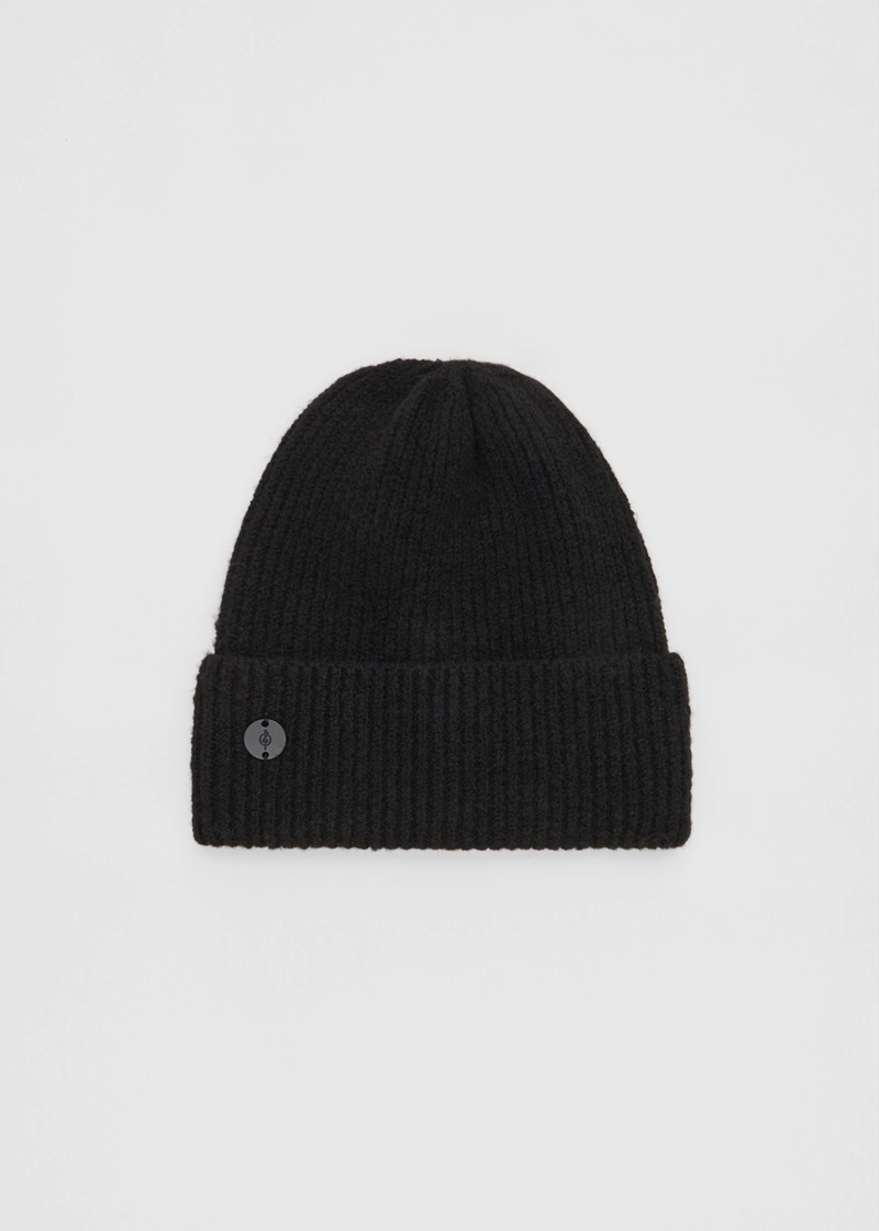 Шапка в рубчик с нашивкой