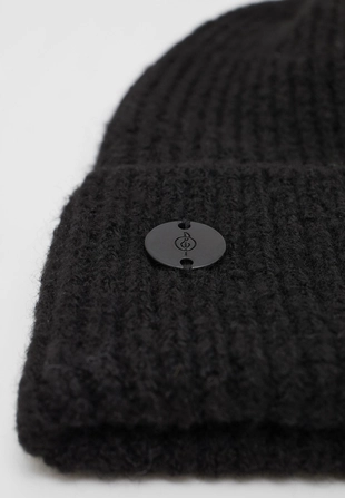 Шапка в рубчик с нашивкой- Заказать в России