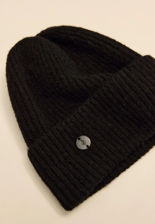 Шапка в рубчик с нашивкой- Заказать в России