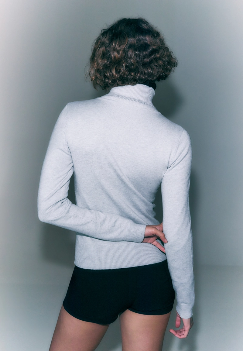 Базовый свитер гладкой вязки с высоким воротником