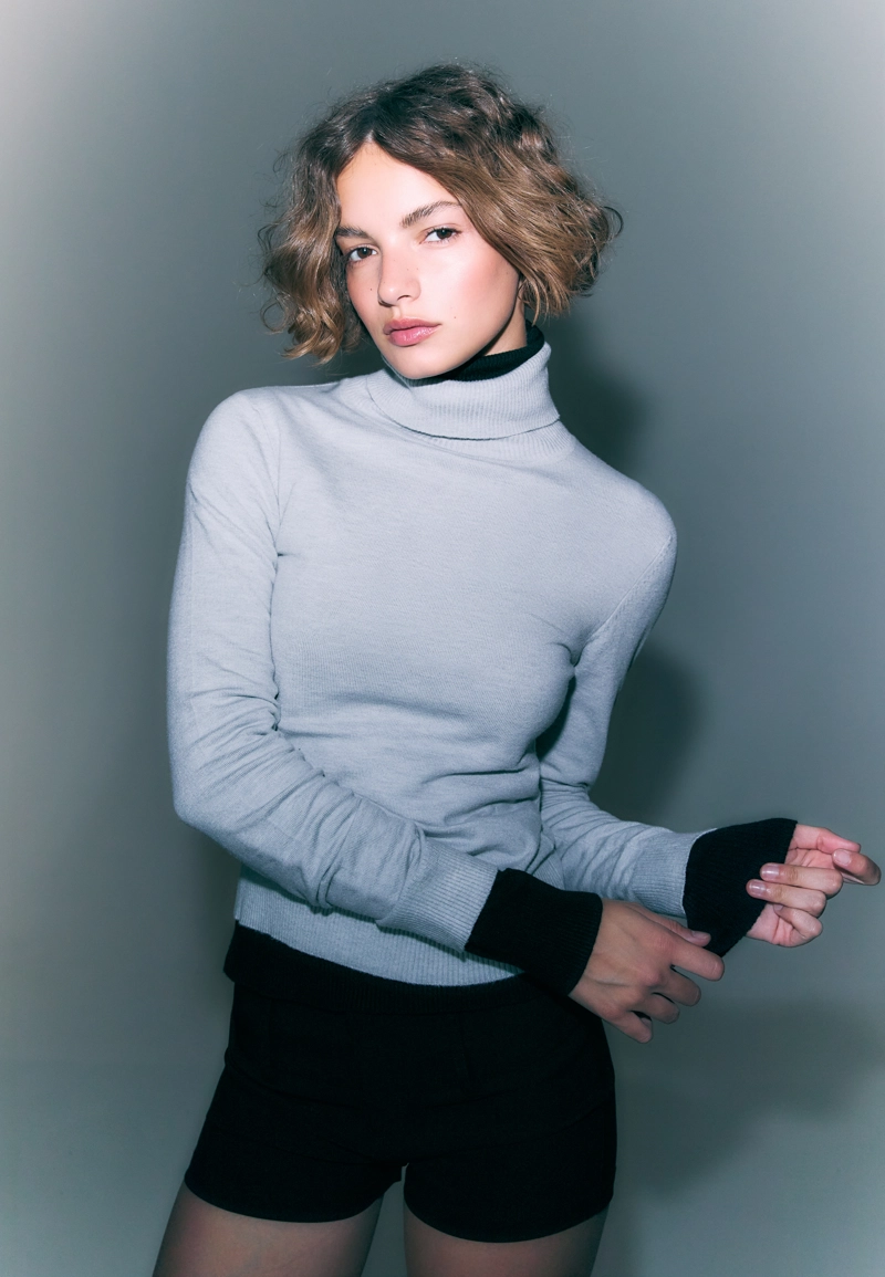 Базовый свитер гладкой вязки с высоким воротником