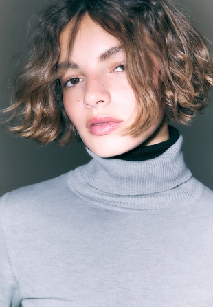 Базовый свитер гладкой вязки с высоким воротником- Заказать в России