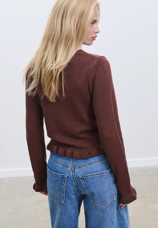 Трикотажный кардиган с пуговицами и оборками- Заказать в России