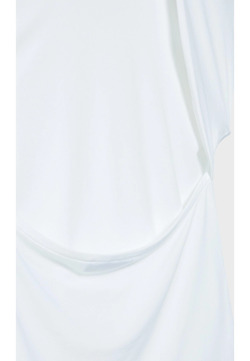 Футболка с открытой спиной