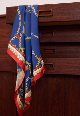 Шелковый платок с цепями- Заказать в России