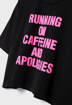 Укороченная футболка с принтом CAFFEINE- Заказать в России