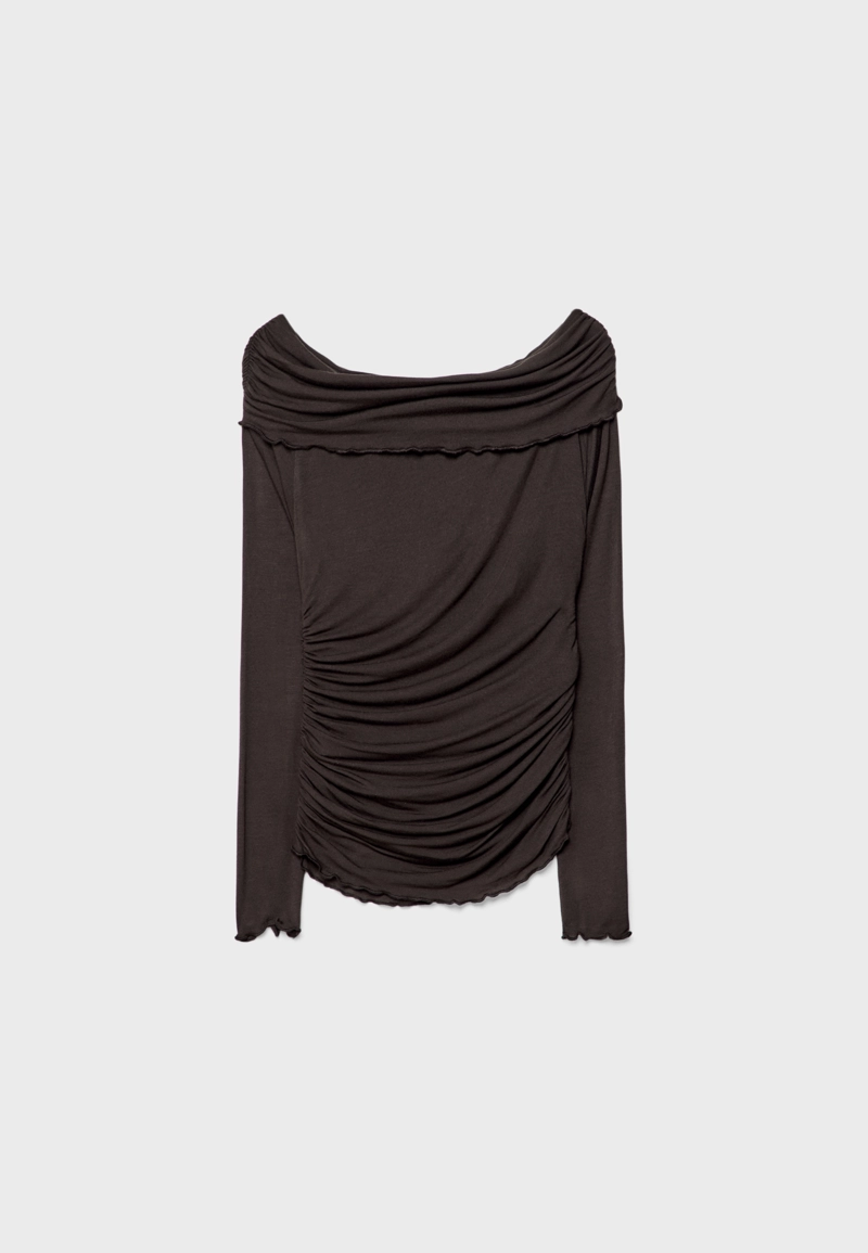 Футболка с рюшами и открытыми плечами