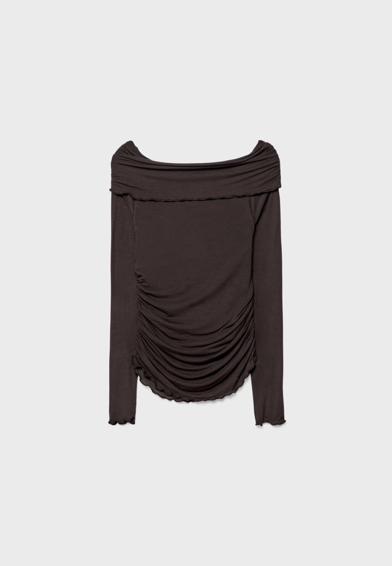 Футболка с рюшами и открытыми плечами