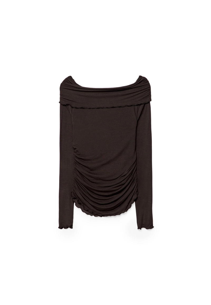 Футболка с рюшами и открытыми плечами