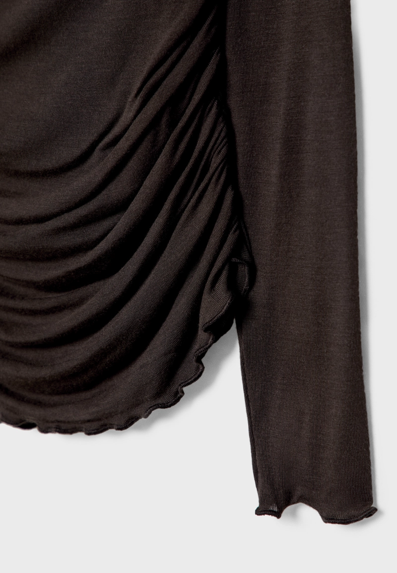 Футболка с рюшами и открытыми плечами