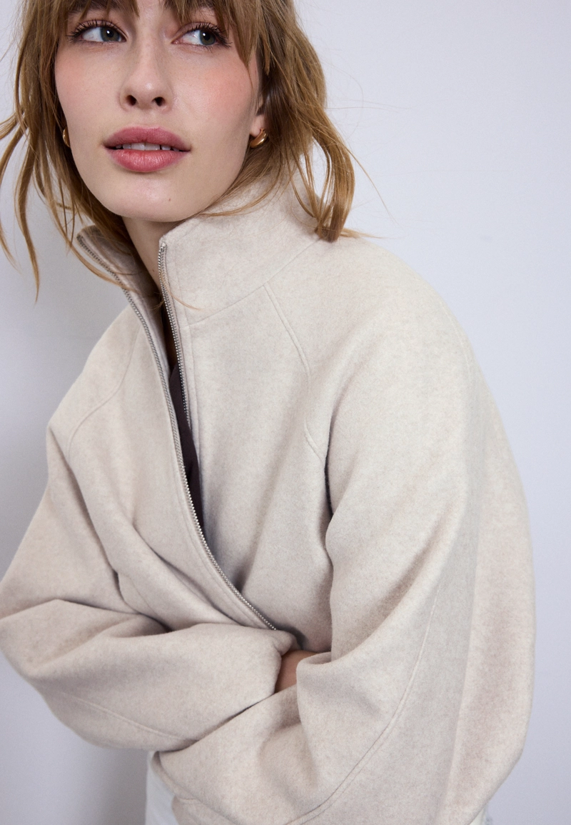 Куртка-бомбер с мягкой текстурой и объемным силуэтом