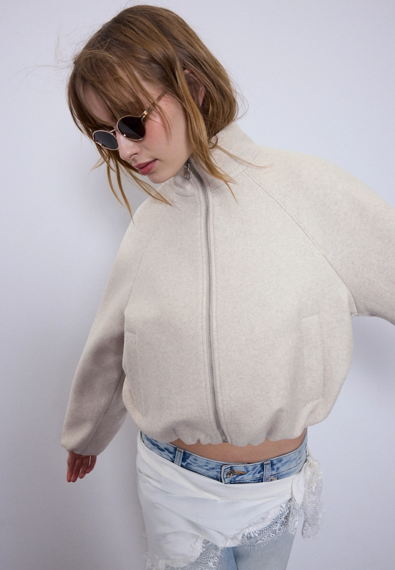 Куртка-бомбер с мягкой текстурой и объемным силуэтом