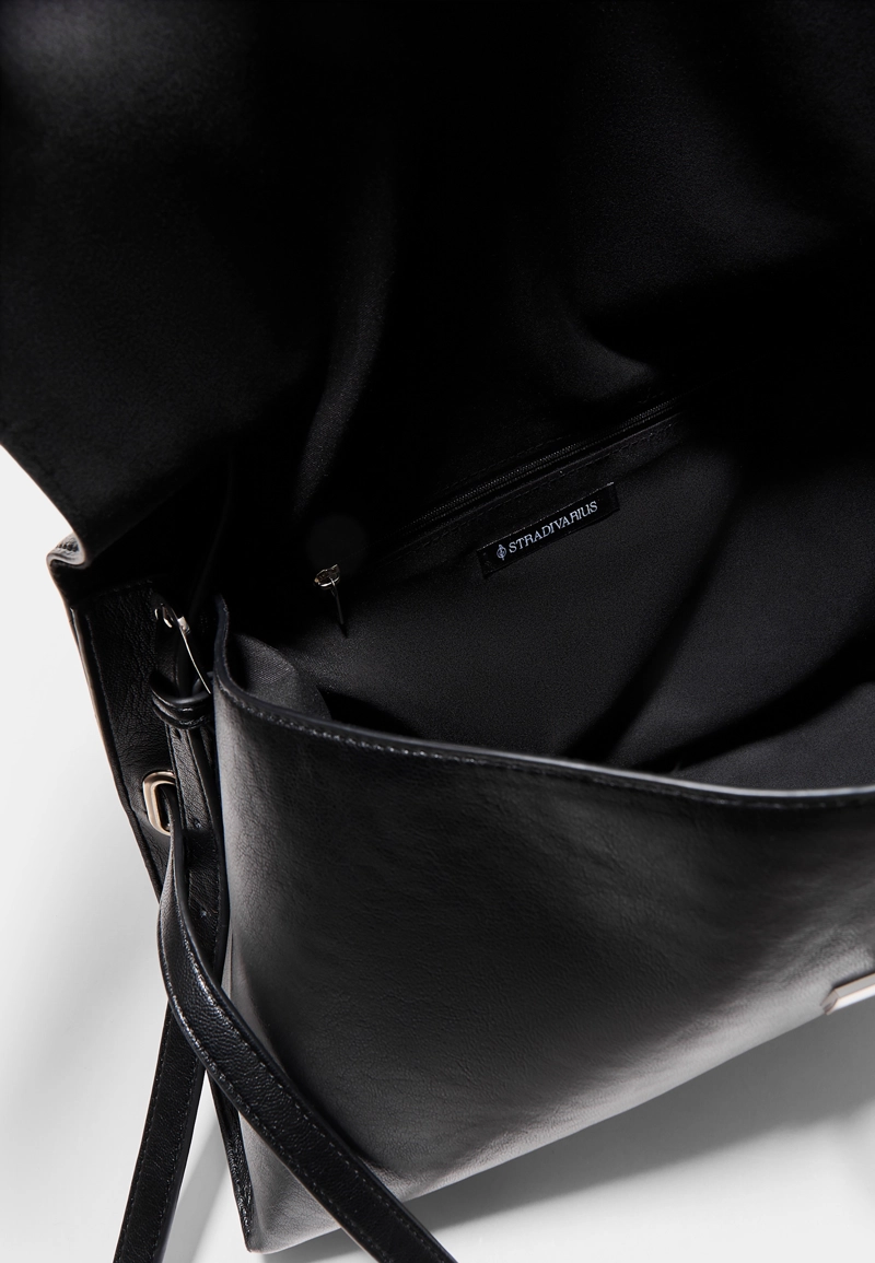 Женская сумка на плечо с металлической застежкой