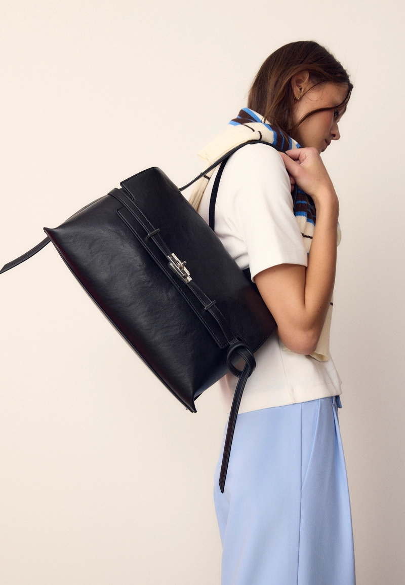 Женская сумка на плечо с металлической застежкой