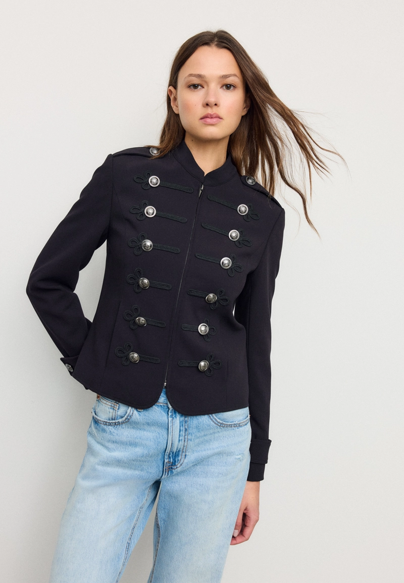 Приталенный пиджак с пуговицами с гравировкой