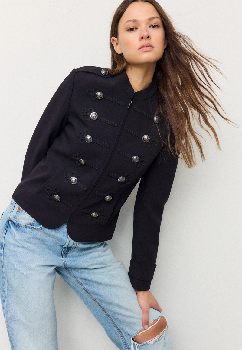 Приталенный пиджак с пуговицами с гравировкой