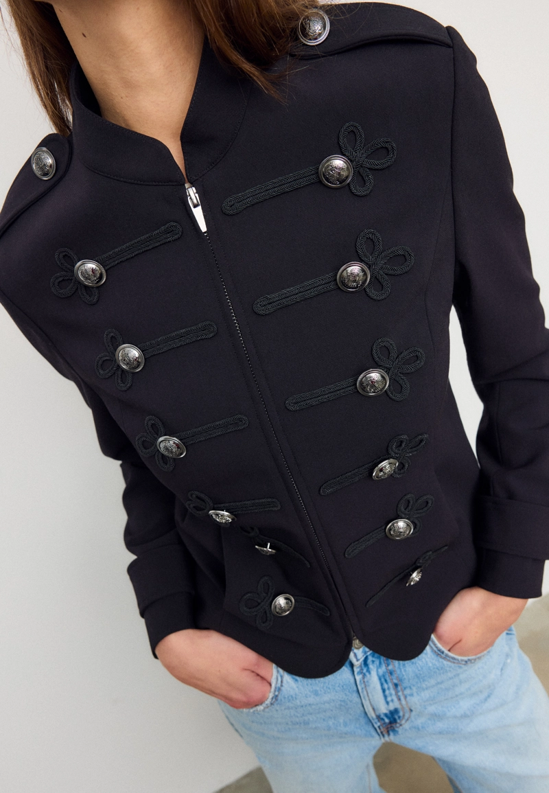 Приталенный пиджак с пуговицами с гравировкой