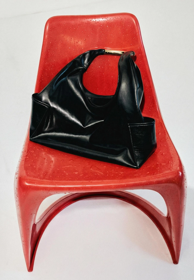 Сумка на плечо с металлической ручкой