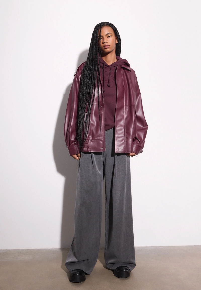 Объемная байкерская куртка из искусственной кожи