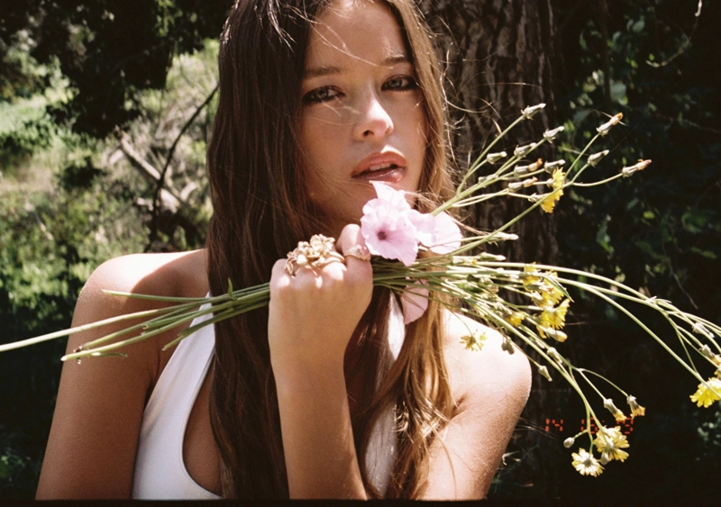 Футболка с горловиной халтер