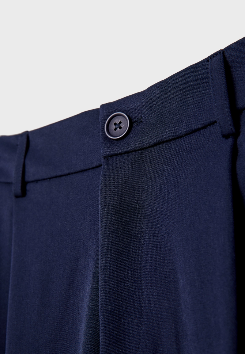 Классические брюки широкого кроя с защипами