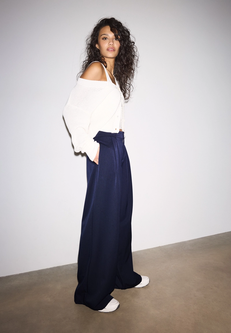 Классические брюки широкого кроя с защипами