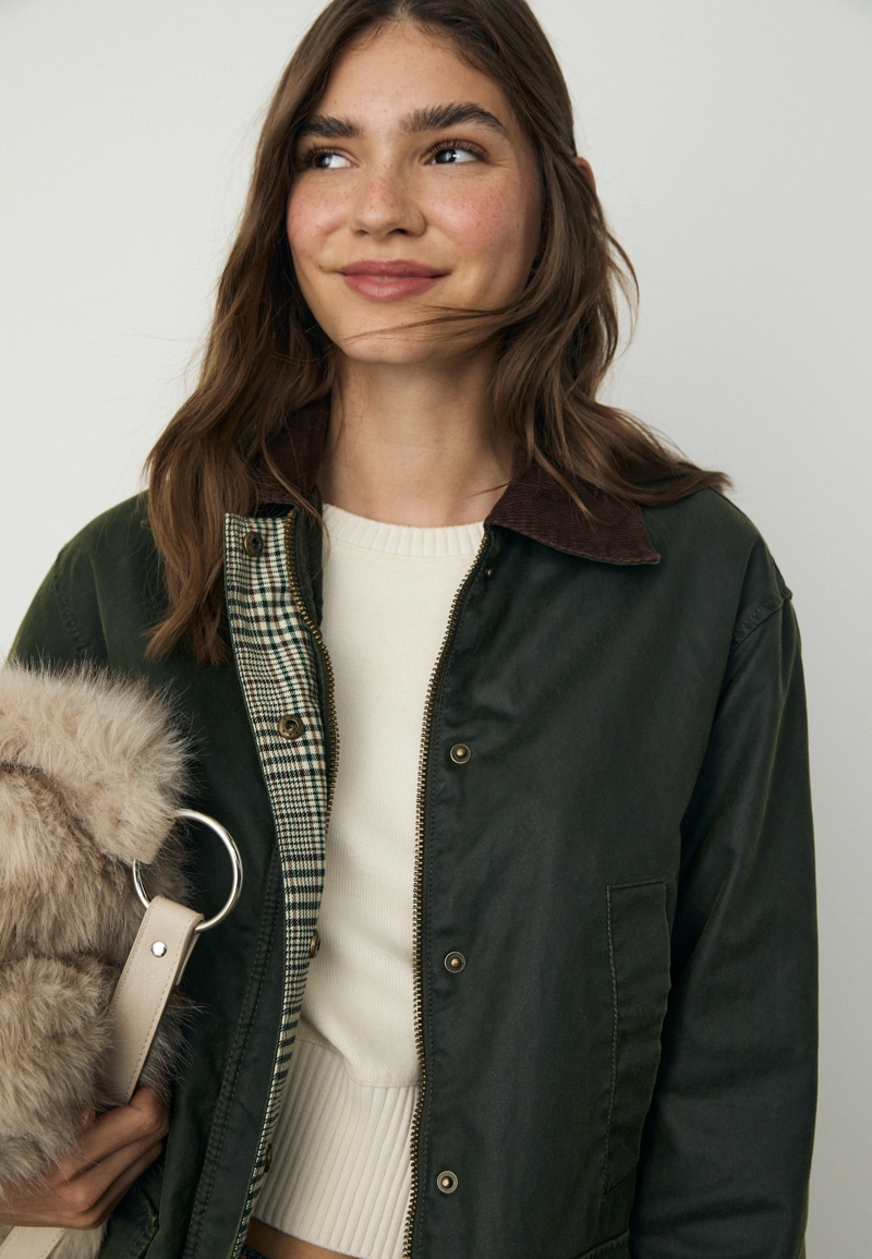 Парка с вощеным покрытием и множеством карманов