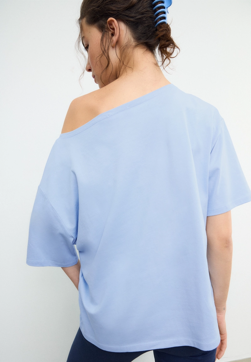 Футболка с вырезом-лодочкой и принтом