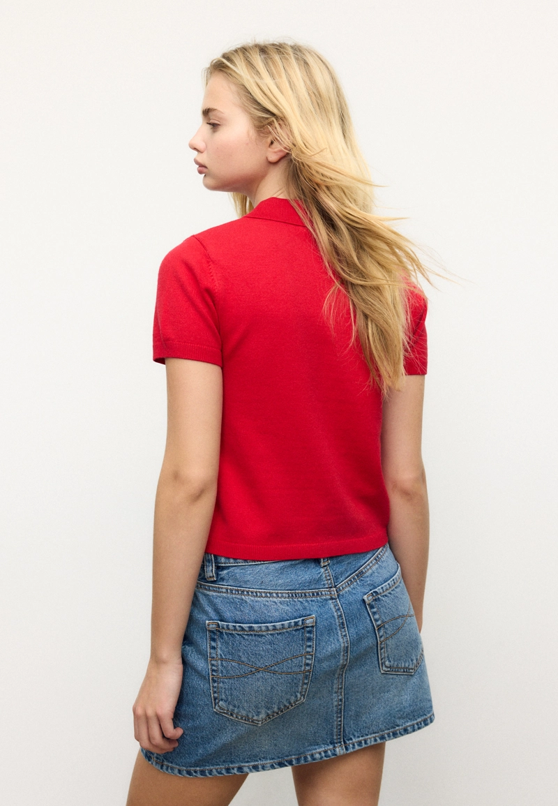 Трикотажный свитер с воротником поло и короткими рукавами