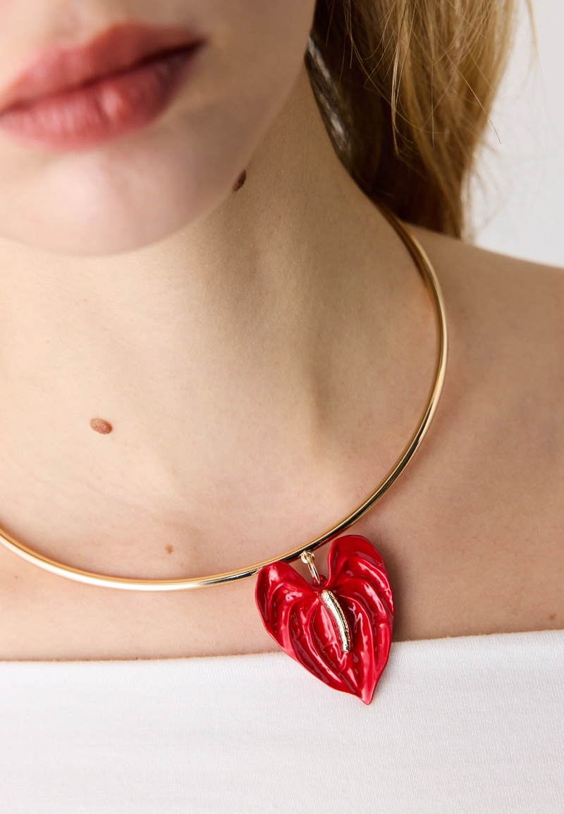 Чокер с подвеской в виде цветка